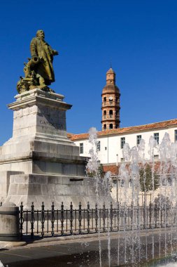 Gambetta Lycee Kulesi 'nin ötesinde, Cahors, Lot, Fransa' nın ötesinde Gambetta Heykeli