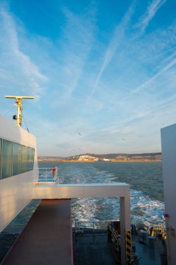 Sabahın erken saatlerinde bir feribot kanalı geçerek Dover, Kent, İngiltere 'den Calais, Fransa' ya doğru yola çıkıyor.