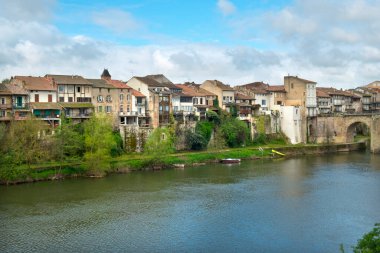 Lot Nehri 'nin yukarısındaki Villeneuve-sur-Lot, Lot-et-Garonne, Fransa