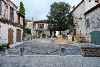 Huzurlu Pujols, Lot-et-Garonne, Fransa 'daki boş sokaklarda bahar güneşi. Sık sık ziyaretçilerle meşgul olan Pujols, Les Plus Beaux Villages de France derneğinin bir üyesidir..