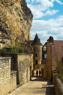 La Roque-Gageac 'ın bal küpü köyü Dordogne, Nouvelle Aquitaine, Fransa' daki Dordogne Nehri 'nin yanındaki kayalıkların altına inşa edilmiştir. Les Plus Beaux Villages de France (