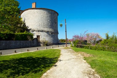 Pujols, Lot-et-Garonne, Fransa 'daki tarihi mimari. Bu tarihi köy kalesi artık 
