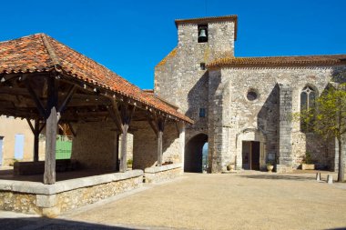 Pujols, Lot-et-Garonne, Fransa 'da pazar yeri ve kilise. Bu tarihi köy kalesi artık 