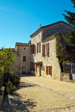 Pujols, Lot-et-Garonne, Fransa 'da sakin bir köşe. Bu tarihi köy kalesi artık 