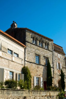 Penne d 'Agenais, Lot-et-Garonne, Fransa' daki resim mimarisi. Bu huzurlu tepe köyünün, nehir arazisi ve kırsal kesim üzerinde geniş bir manzarası var..