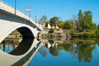 Port de Penne 'den (Penne d' Agenaise) Fransa 'nın St.Sylvestre-sur-Lot, Lot-et-Garonne kentindeki huzurlu nehre bakıyorum..