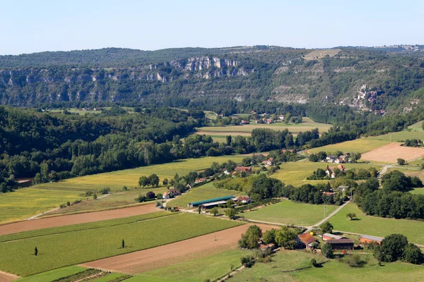 从法国基尔西Cajarc附近的Saut Mounine的观点看Lot Valley的田地和农场 — 图库照片