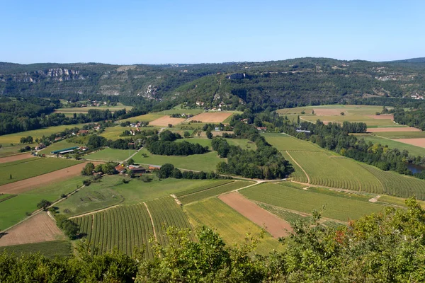 从法国Quercy Cajarc附近的Saut Mounine的观点看Lot Valley的杂乱的田野和农场 — 图库照片