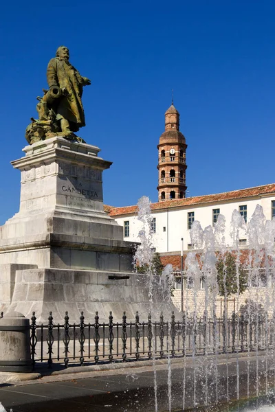 Gambetta Lycee Kulesi 'nin ötesinde, Cahors, Lot, Fransa' nın ötesinde Gambetta Heykeli