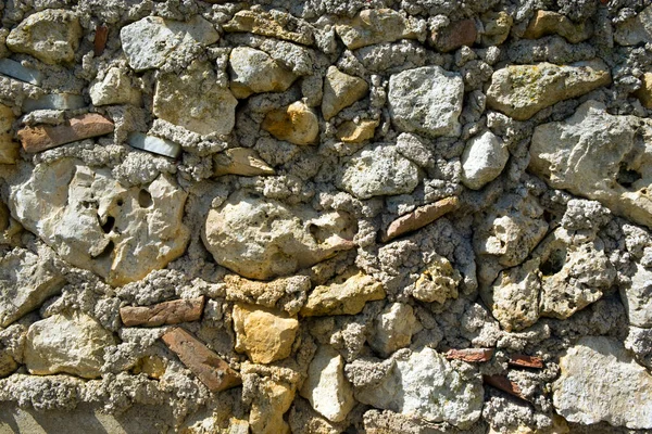 旧碎石墙施工的全框架结构背景 — 图库照片