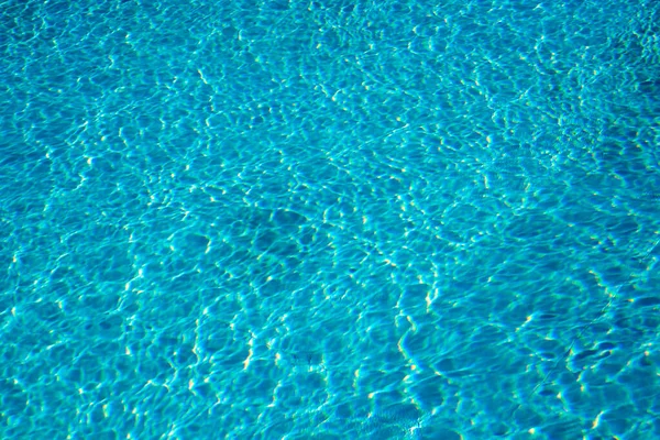 Efeito Luz Texturizado Sobre Ondulações Superficiais Uma Piscina Exterior Azul — Fotografia de Stock