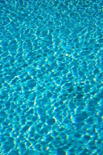 室外游泳池表面波纹上的纹理光效应 全框背景纹理 — 图库照片