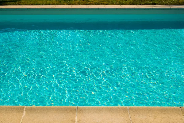 室外游泳池表面波纹的结构光效应 — 图库照片