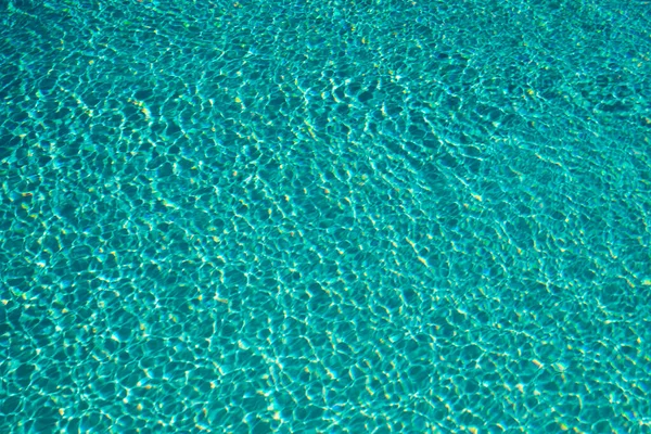 수영장의 물결에 미치는 광선의 — 스톡 사진