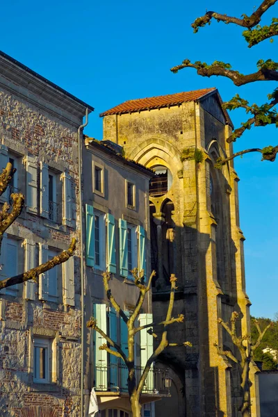 フランスのロット ガロンヌ川の上の丘の上にあるペン ダゲンゼーズの歴史的な中世の町の狭い通りや絵のような建築物 — ストック写真
