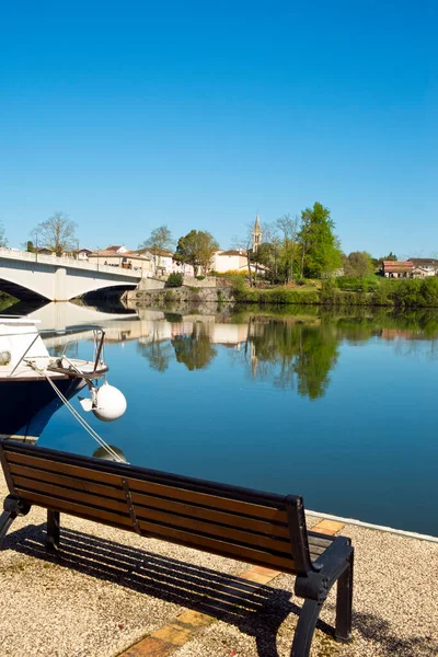 穿过宁静的罗德河 望着法国罗德加隆的圣西尔维斯特 滨罗德港 Penne Agenaise 沐浴着春天灿烂的阳光 — 图库照片