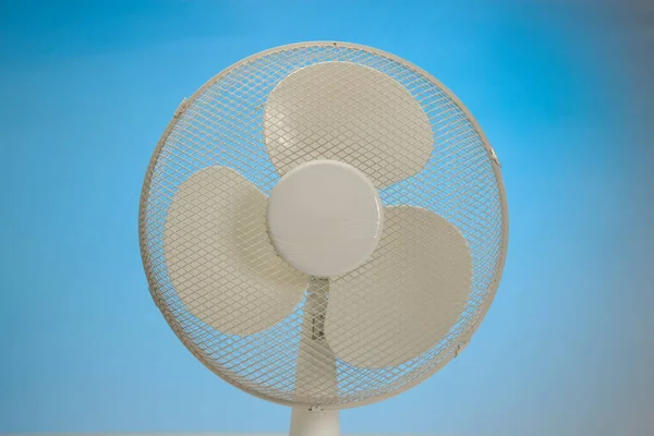 White Desk Fan Studio Zátiší — Stock fotografie