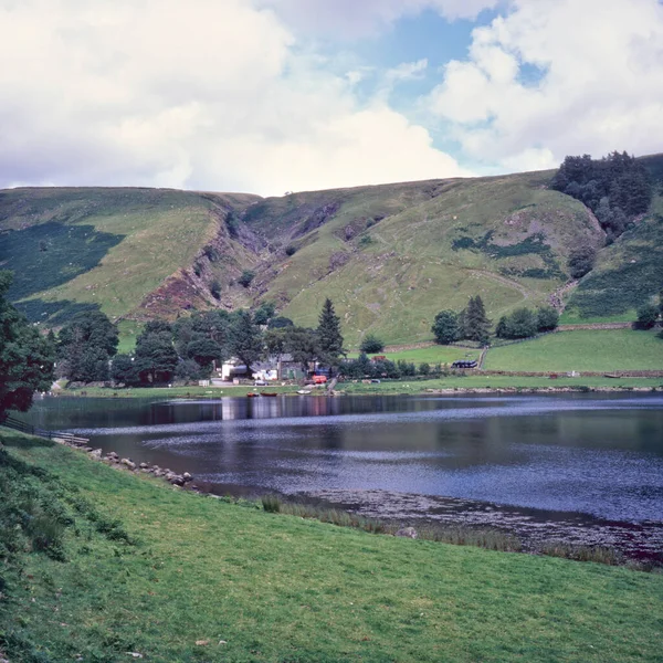 Август 1998 View Popular Watendlath Lake District Cumbria England Europe — стоковое фото