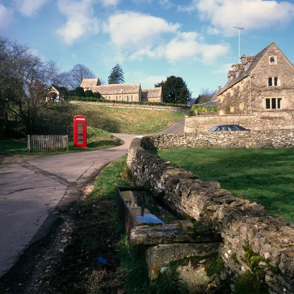 Februari 1999 Kerk Rode Telefooncel Watertrog Duntisbourne Abbotts Gloucestershire Cotswolds — Stockfoto