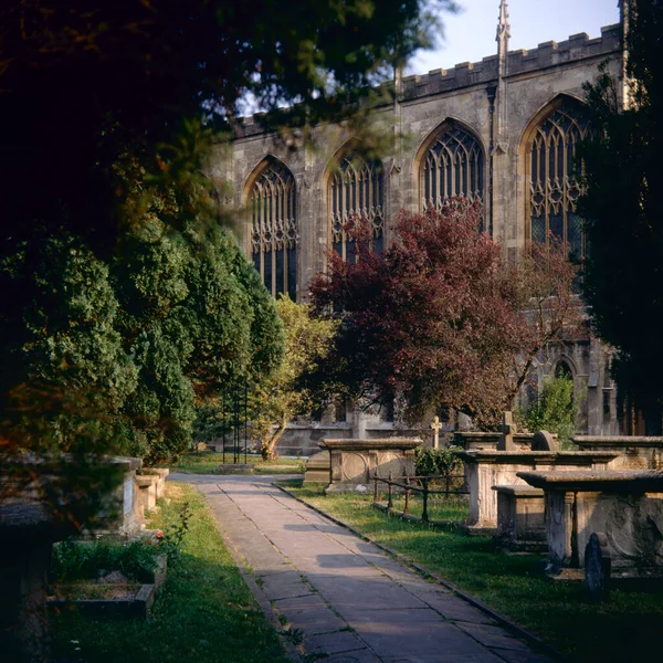 C1989 Mellow Sunshine Historic Tombs Churchyard Tetbury Cotswolds Gloucestershire England — Stock Photo, Image