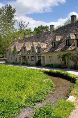 River Coln, Arlington Row, Bibury, Cotswolds, Gloucestershire, İngiltere yakınlarındaki eski dokumacı kulübeleri.