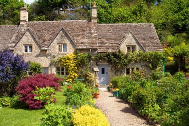 Gloucestershire, İngiltere 'deki Bibury köyündeki güzel Cotswold kır evleri.