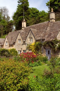 Gloucestershire, İngiltere 'deki Bibury köyündeki güzel Cotswold kır evleri.
