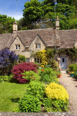 Gloucestershire, İngiltere 'deki Bibury köyündeki güzel Cotswold kır evleri.