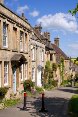 Picorresque Burford, Oxfordshire, Cotswold, İngiltere 'deki sokak manzarası.