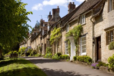 Bal küpü Burford, Cotswold, Oxfordshire, İngiltere 'de sokak manzarası