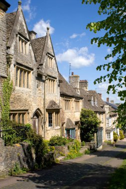 Bal küpü Burford, Cotswold, Oxfordshire, İngiltere 'de sokak manzarası