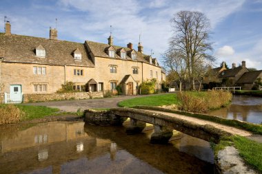 Idyllic nehir kıyısındaki kır evleri, sonbaharda Lower Slaughter, Cotswolds, Gloucestershire, İngiltere, İngiltere