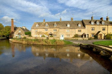 Idyllic nehir kıyısındaki kır evleri, sonbaharda Lower Slaughter, Cotswolds, Gloucestershire, İngiltere, İngiltere