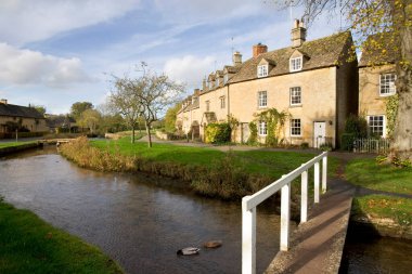 Idyllic nehir kıyısındaki kır evleri, sonbaharda Lower Slaughter, Cotswolds, Gloucestershire, İngiltere, İngiltere