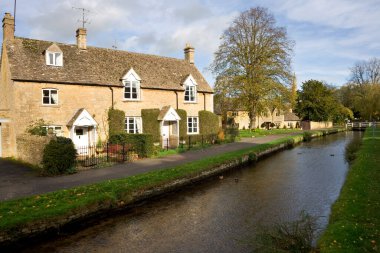 Idyllic nehir kıyısındaki kır evleri, sonbaharda Lower Slaughter, Cotswolds, Gloucestershire, İngiltere, İngiltere