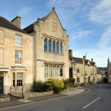 Kır taşından evlerde sonbahar güneşi, Painswick, Cotswold, Gloucestershire, İngiltere