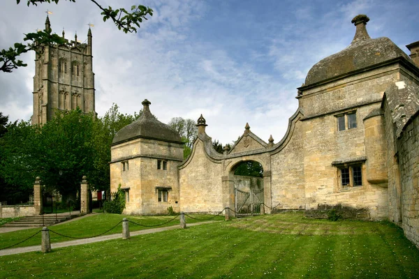 Gate houses and church, Chipping Campden, Cotswolds, Gloucestershire, England, UK