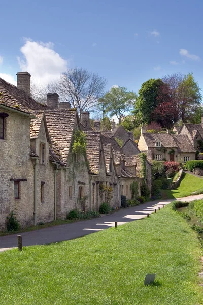 旧織のコテージRiver Coln Arlington Row Bibury Cotswolds Gloucestershire England — ストック写真