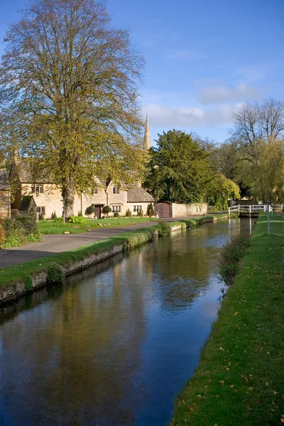 Idyllische Cotswold Stenen Huizen Aan Rivier Lower Slaughter Herfst Cotswolds — Stockfoto