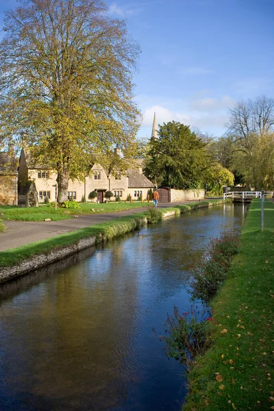 Idyllic River Side Cotswold Stone Houses Lower Slaughter Autumn Cotswolds — 图库照片
