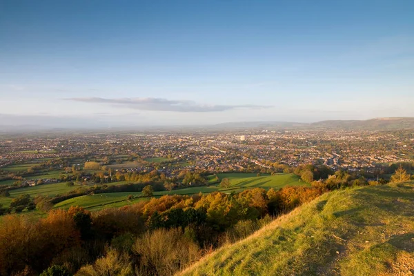 Akşam güneşinde Cheltenham, Leckhampton Hill, Cotswolds, Gloucestershire, İngiltere 'de manzaranın tadını çıkaran bir çift.