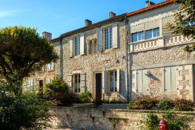 Fransa 'nın Penne d' Agenais, Lot et Garonne, Fransa 'nın dar caddelerini kaplayan çok fazla geleneksel mimari vardır. Bu huzurlu tepe köyü, Agenais kırsalını çevreleyen Arazi Nehri üzerinde geniş bir manzaraya sahip..