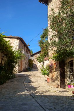 Fransa 'nın Penne d' Agenais, Lot et Garonne, Fransa 'nın dar caddelerini kaplayan çok fazla geleneksel mimari vardır. Bu huzurlu tepe köyü, Agenais kırsalını çevreleyen Arazi Nehri üzerinde geniş bir manzaraya sahip..