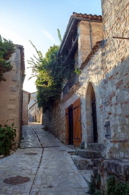 Fransa 'nın Penne d' Agenais, Lot et Garonne, Fransa 'nın dar caddelerini kaplayan çok fazla geleneksel mimari vardır. Bu huzurlu tepe köyü, Agenais kırsalını çevreleyen Arazi Nehri üzerinde geniş bir manzaraya sahip..