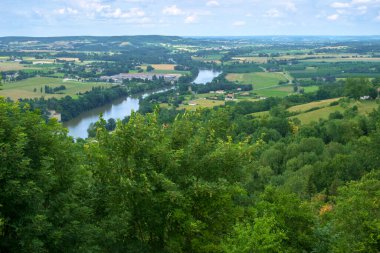 Lot River Vadisi manzarası ortaçağ Penne d 'Agenaise tepesi, Lot-et-Garonne, Fransa.