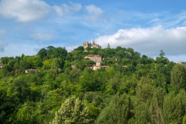 Yaz mevsiminin başlarında, gümüş kubbesi Lot et Garonne, Fransa ile Penne d 'Agenais ve Notre-Dame de Peyragude Bazilikası' na uzanan tarlalar boyunca uzanır..