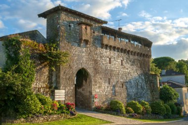 Ortaçağ kasabası Penne d 'Agenaise' e açılan Picturesque Porte de Ferracap kapısı, Lot-et-Garonne, Fransa.