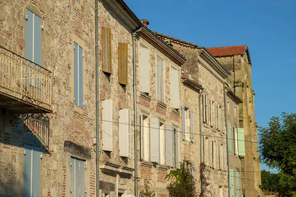 フランスのロット ガロンヌ Pen Agenais Lot Garonne という狭い通りには 多くの伝統的な建築物が並んでいます この牧歌的な丘の上の村は ロット川とその周辺のアジェンセ地方を見渡す広範な景色を持っています — ストック写真