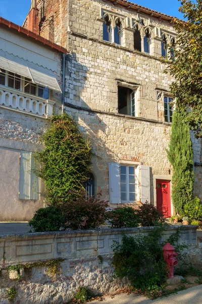 Fransa 'nın Penne d' Agenais, Lot et Garonne, Fransa 'nın dar caddelerini kaplayan çok fazla geleneksel mimari vardır. Bu huzurlu tepe köyü, Agenais kırsalını çevreleyen Arazi Nehri üzerinde geniş bir manzaraya sahip..