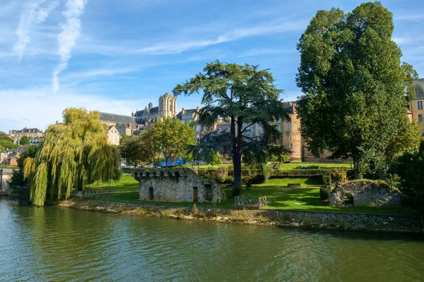 Eski kasaba Le Mans 'ın binaları öğleden sonra güneşinde Sarthe Nehri' ni, Le Mans 'ı, Sarthe' yi, Loire Vadisi 'ni, Fransa' yı kaplar.